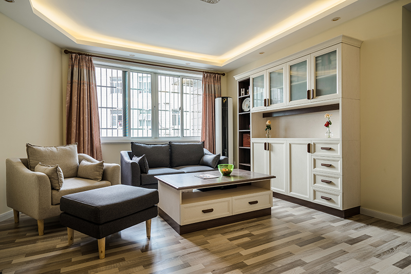 客廳風(fēng)格淡雅舒適，整體的暖黃色的墻面搭配暖白的家具門板和原木的柜體框架再加上一套布藝沙發(fā)，讓人覺得是秋高氣爽的溫馨，這就是最好家的感覺。
