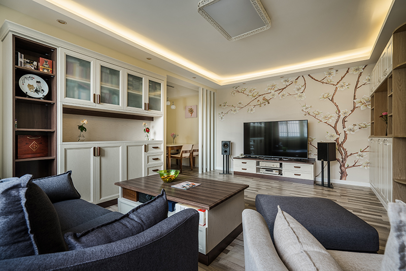 客廳風(fēng)格淡雅舒適，整體的暖黃色的墻面搭配暖白的家具門板和原木的柜體框架再加上一套布藝沙發(fā)，讓人覺得是秋高氣爽的溫馨，這就是最好家的感覺。
