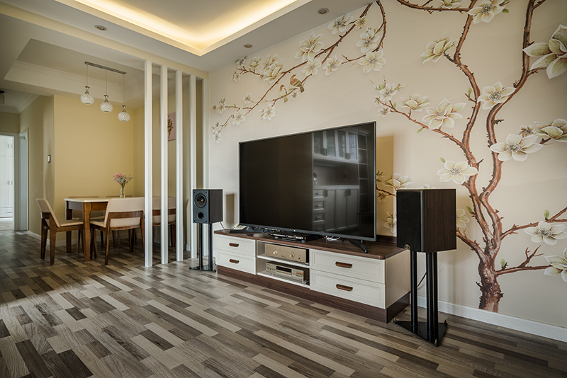 客廳風(fēng)格淡雅舒適，整體的暖黃色的墻面搭配暖白的家具門板和原木的柜體框架再加上一套布藝沙發(fā)，讓人覺得是秋高氣爽的溫馨，這就是最好家的感覺。
