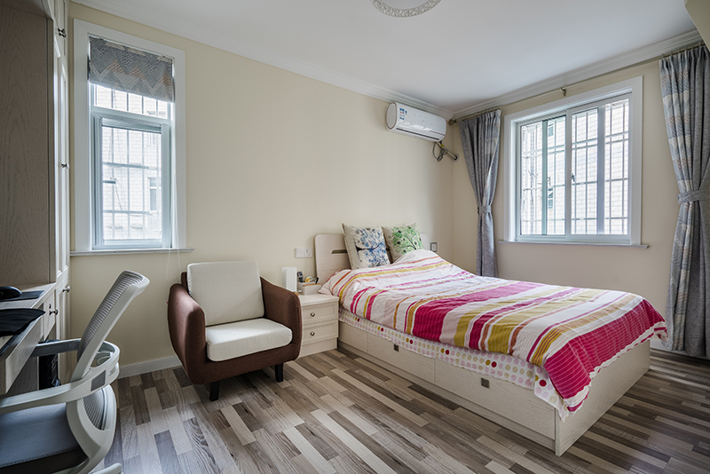 次臥房間比較寬，單放一個床整體浪費空間，所以在靠近窗的另一邊設(shè)計一套儲物帶辦公的一體柜子，讓房間整體利用起來。
