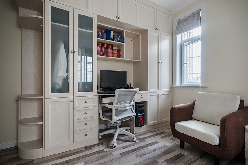 次臥房間比較寬，單放一個床整體浪費空間，所以在靠近窗的另一邊設(shè)計一套儲物帶辦公的一體柜子，讓房間整體利用起來。