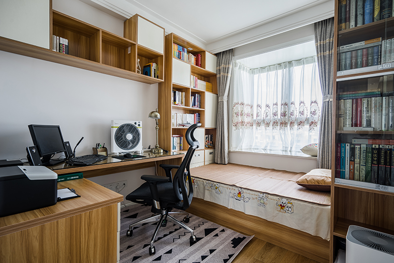     兒童房的表現(xiàn)在于榻榻米的功能性：木紋和整體風格的結(jié)合，地板和墻面的色彩搭配，讓整個空間更加的具有協(xié)調(diào)性，榻榻米在生活中的實用性也是不可忽視的一部分。  
