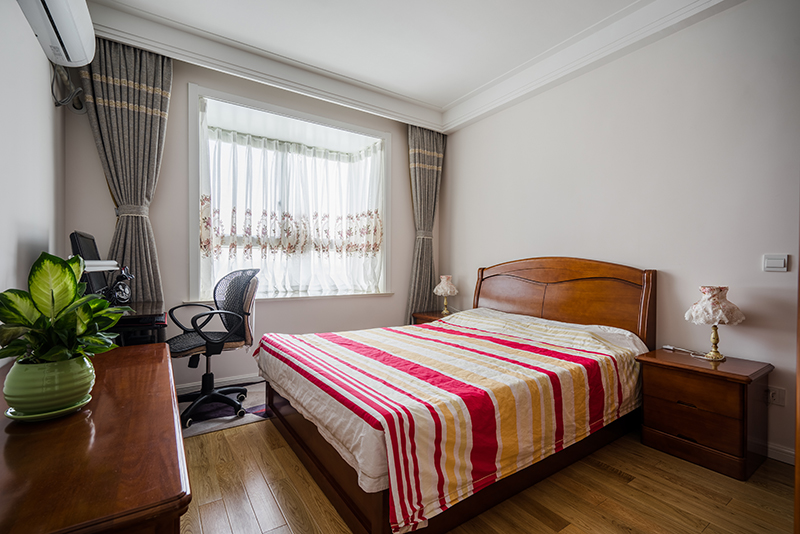   主臥室的設(shè)計延續(xù)了整個家居設(shè)計的風格，簡約大氣，又重忙時尚氣息。木紋顏色讓人感覺大自然給予人類的氣息，灰色的窗簾極其富有現(xiàn)代風格的代表，加上頂面吊頂?shù)木€條勾勒穿現(xiàn)代風格的輪廓，令人過目不忘。
