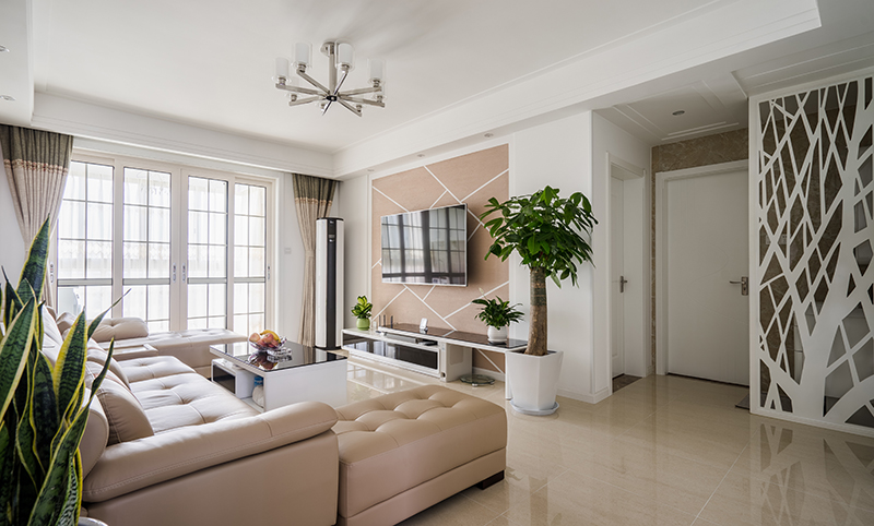 客廳設(shè)計采用簡約現(xiàn)代的風格是思想追求和精神情趣的直接反映，它與個人的文化背景和家庭修養(yǎng)的基礎(chǔ)上，設(shè)計有自己特色的居室風格。在確立風格之后，又考慮到布局以實現(xiàn)特定需要的風格情調(diào)。房屋結(jié)構(gòu)，最大限度地獲得了自然采光的優(yōu)勢。
