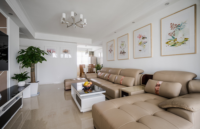 客廳設(shè)計采用簡約現(xiàn)代的風格是思想追求和精神情趣的直接反映，它與個人的文化背景和家庭修養(yǎng)的基礎(chǔ)上，設(shè)計有自己特色的居室風格。在確立風格之后，又考慮到布局以實現(xiàn)特定需要的風格情調(diào)。房屋結(jié)構(gòu)，最大限度地獲得了自然采光的優(yōu)勢。
