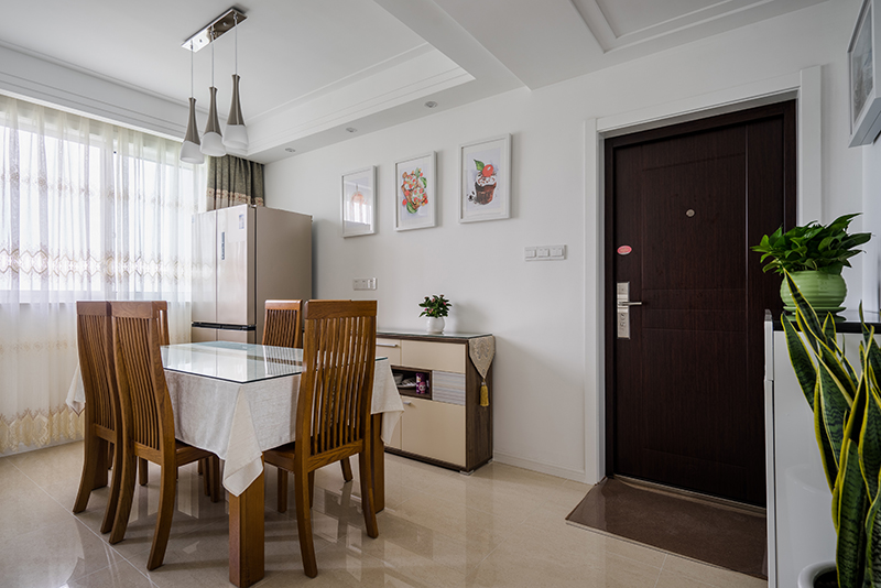   餐廳以簡潔和純凈的線條來調(diào)節(jié)轉(zhuǎn)換精神的空間，體現(xiàn)了現(xiàn)代生活快節(jié)奏、簡約和實用，但又富有朝氣的生活氣息。
