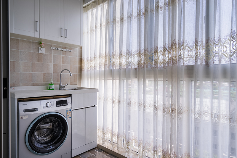  陽臺：在陽臺的設(shè)計中，客戶主要追求功能及實用性的結(jié)合，陽臺采用大量的柜體現(xiàn)場制作方式，極大的提高了儲物空間及實用性，再加上落地窗的采光效果，給予廳里創(chuàng)造了明亮的光源。
