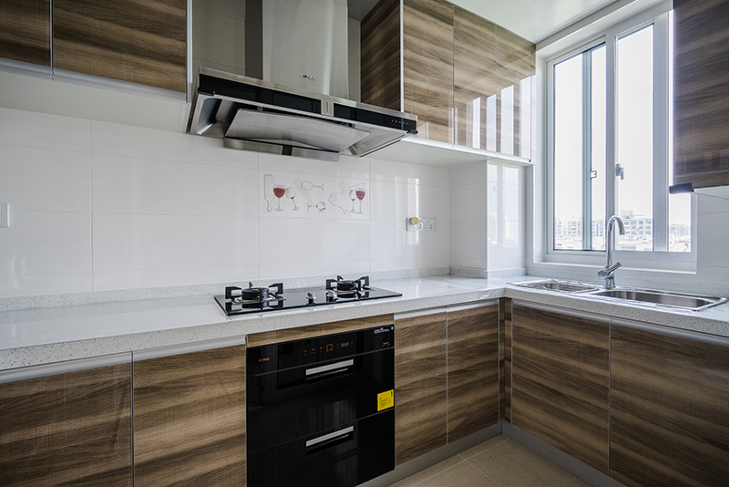  廚房的亞克力仿木紋的顏色，時尚大方的，反應出人類對大自然的追求，白色的墻面，和門板產(chǎn)生鮮明的對面，以對比的設(shè)計手法讓木紋更加的突出，給人們造成一種視覺上的的美感。
