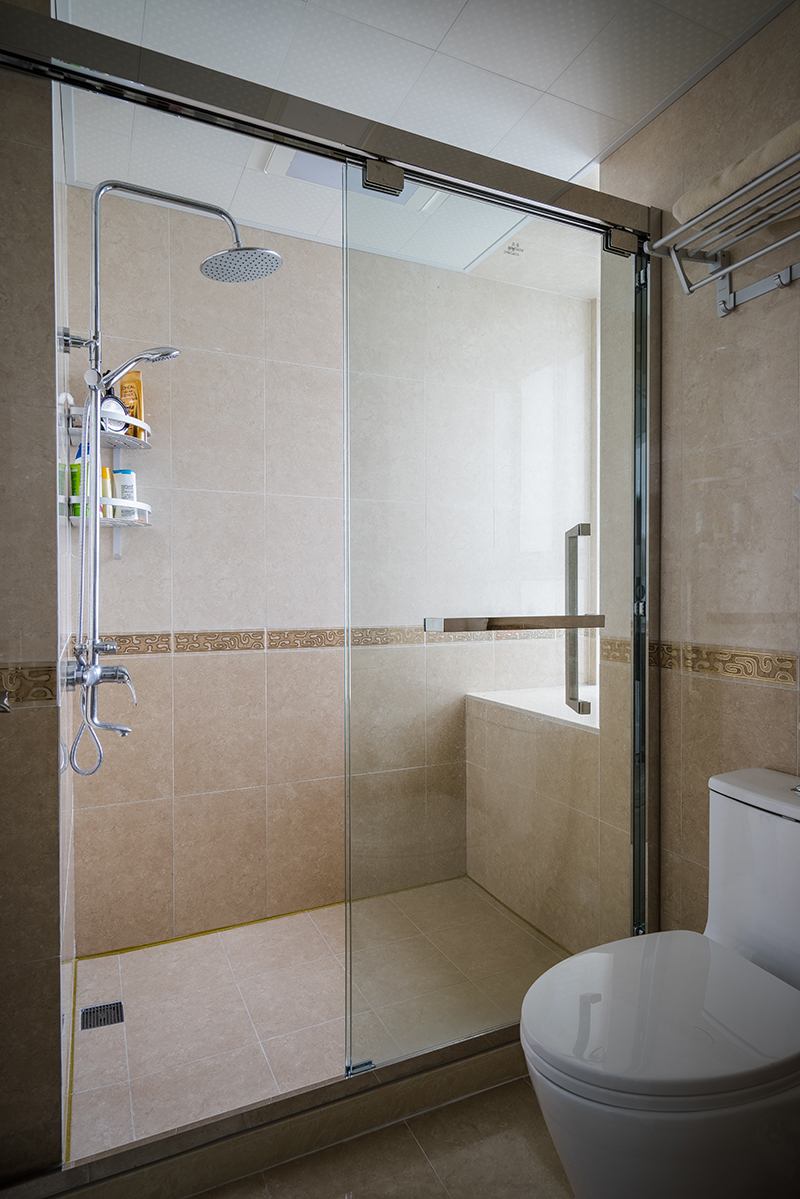 衛(wèi)生間復古的墻磚與現(xiàn)代風格的完結(jié)合，同時這里的玻璃門起到與外面的空間的一個隔斷，人們在洗澡的過程中產(chǎn)生的大量水花不會亂漸，冬天也起到保暖的作用。