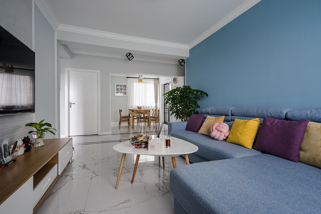 超長的真皮沙發(fā)，造型簡單輕薄，很富有經(jīng)典的德國設(shè)計風(fēng)格，灰藍色沙發(fā)背景預(yù)制呼應(yīng)。有一種安靜協(xié)調(diào)感，你會覺得它本來就應(yīng)該在這里，他屬于這個空間。
