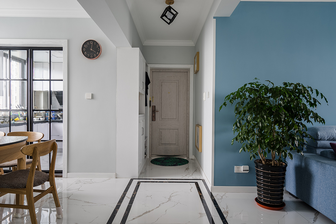 門廳簡單干凈，濃濃的居家感。特意配上米色防盜門，跟整體風(fēng)格加以呼應(yīng)。
