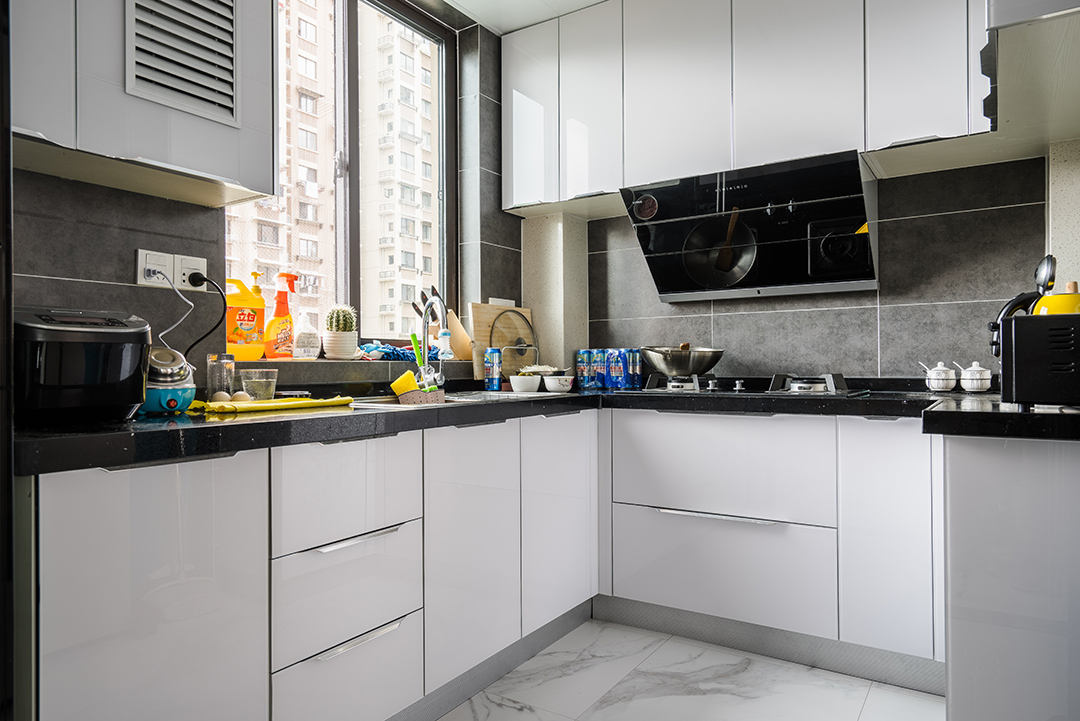 廚房空間不算小，色調(diào)以黑白灰為主，櫥柜門板特意選用金剛板，提亮空間亮度，而且方便打理，很清爽舒適。
