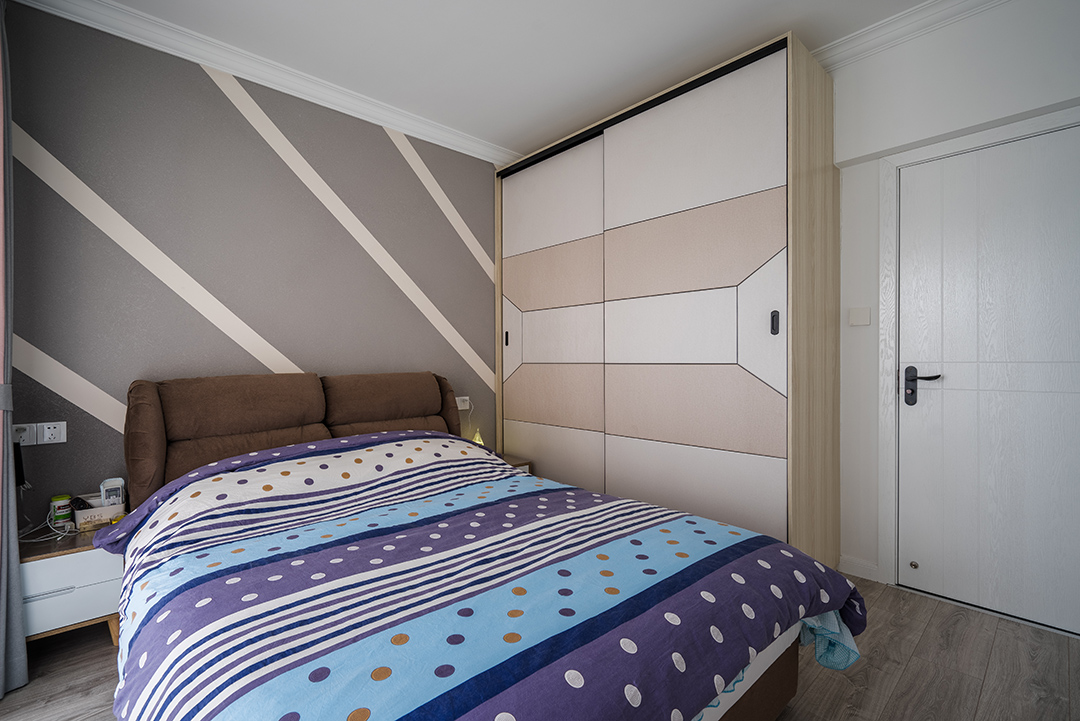 主臥與小孩房背景將交互與，在配色上選用沉穩(wěn)的灰色。
