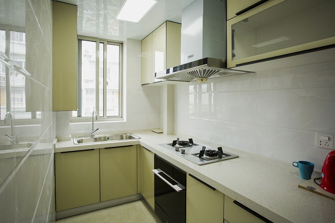 廚房是一個家最具煙火氣的地方，考慮到日后的油煙和清潔問題，L型的櫥柜使用晶鋼門板和石英石櫥柜，以及大吸力的歐式吸油煙機，白色墻磚和黃色櫥柜相得益彰，極具層次感。
