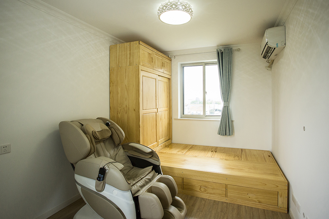 次臥暫時作為休閑客房使用，充分利用空間的榻榻米小床兼任了“顏值”和收納以及就寢的多重功能，大大增加了空間利用率和美感。也讓懂得享受生活的業主有了充足的空間來放按摩床，辛苦工作之余可以讓身心得到放松。
