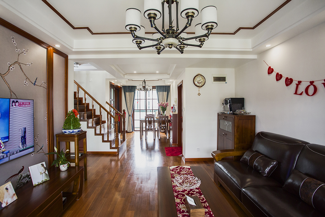 客餐廳。客廳的設計吸引了眾多人的眼球，簡單利落的線條，沙發、門窗等的布置完全忠于中國風，并且借助白色的吊頂和墻面，淺色的地板和白紗，讓整個空間顯得格外的寬敞大氣又非常的明亮。電視背景墻彩中新中式的花鳥壁畫對于中國文化的熱愛。保留了業主已有的實木沙發，在燈光的渲染下，營造出溫馨舒適的氛圍。整個客廳的設計可以說是非常完美的。
