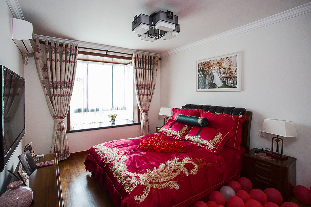 臥室。為了打造出舒適的睡眠環境，設計師拋棄了過重的中式元素，而是做減法，盡可能的讓臥室簡單溫馨。木質的地板給臥室帶來了更多的溫度，同時搭配上木質的床、床頭柜，將整個空間的風格把控好，以免與全屋的整體風格發生沖突。
