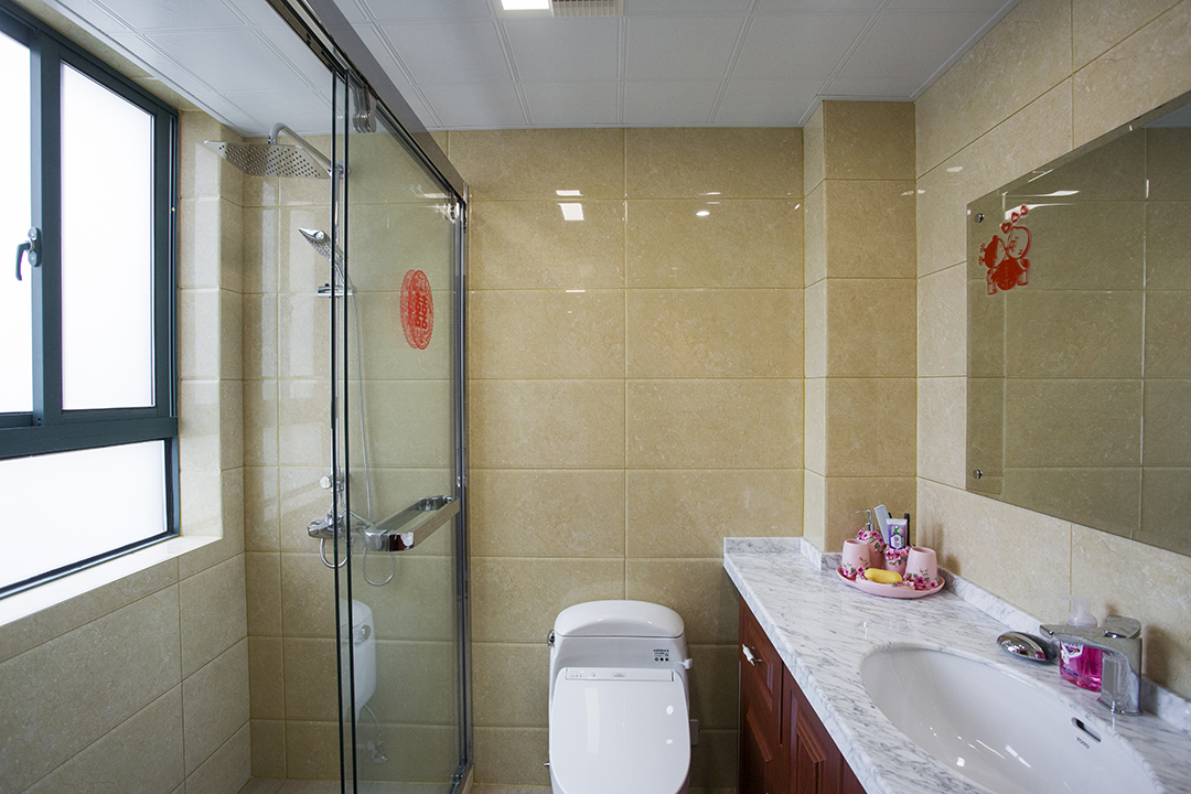 衛生間。衛生間的設計時尚大方，同時每一處的設計都能讓人看出屋主追求生活的精致和講究。洗漱臺下木質紋理的毛巾架簡單實用，營造出舒適的空間氛圍。
