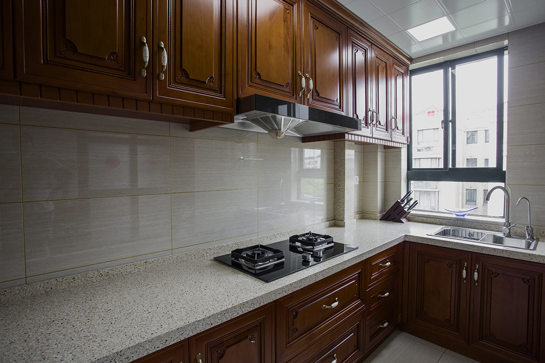 廚房。簡潔的瓷磚，配上高檔的實木廚柜，壓人眼球。
