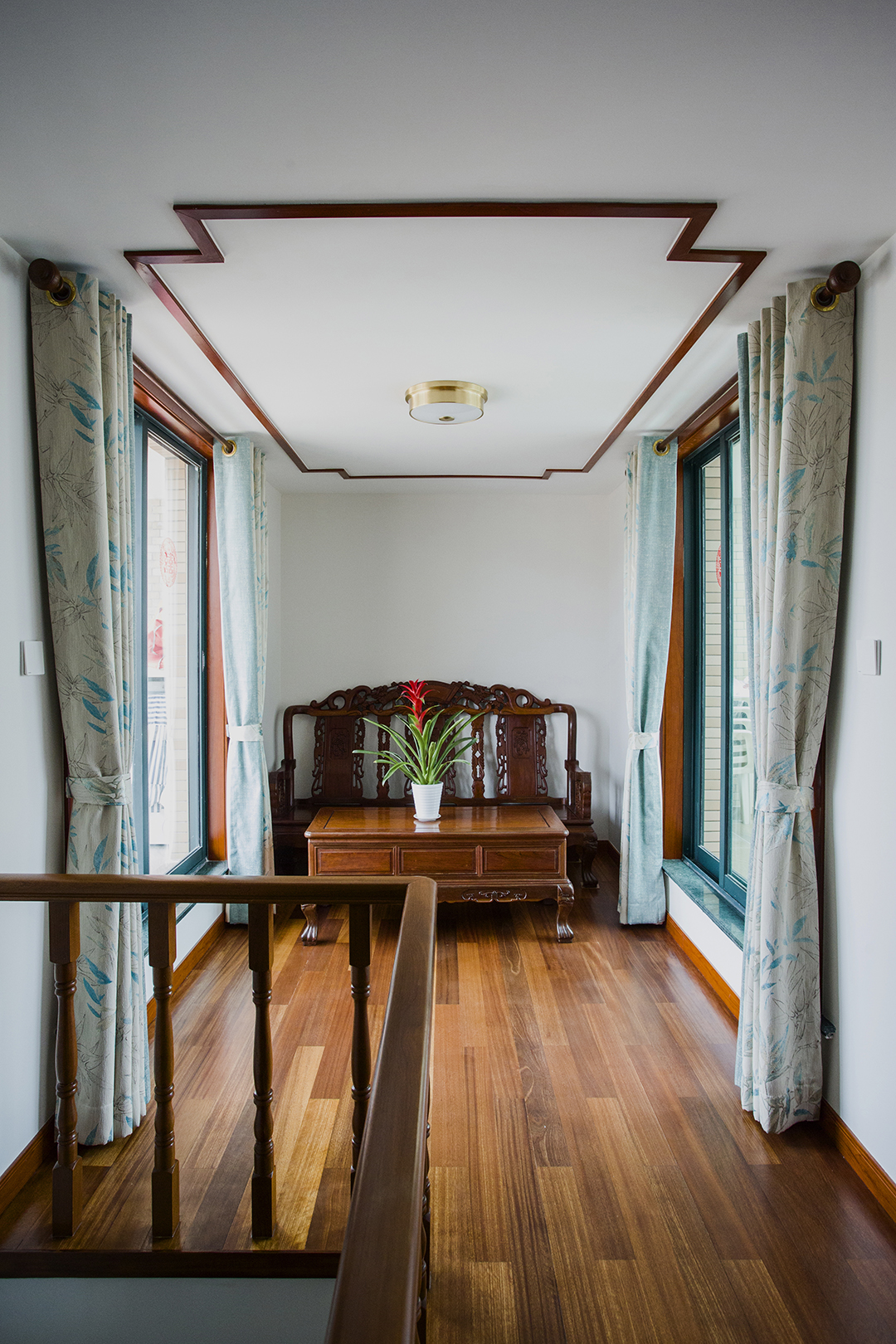 休閑區。樓梯上來有一個比較舒適的休閑區，業主可以在這和朋友聊聊天，喝茶，邊上的陽臺更是一家人的活動健身區。
