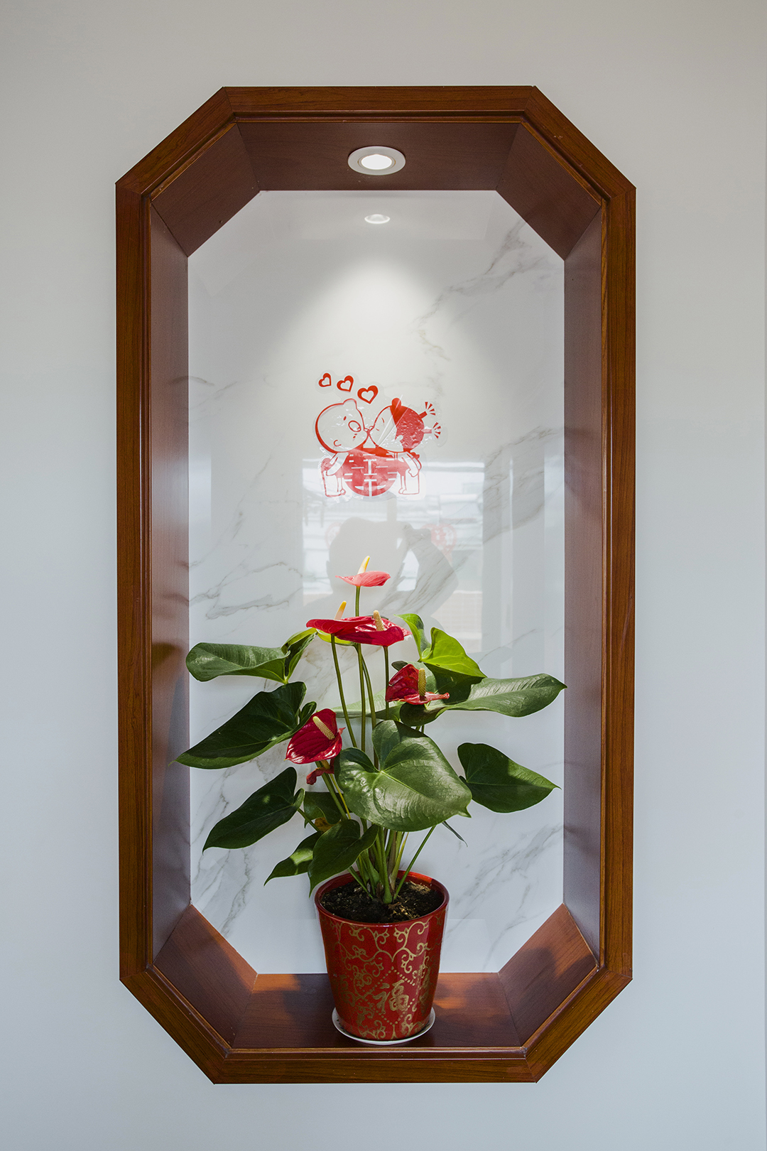 休閑區。樓梯上來有一個比較舒適的休閑區，業主可以在這和朋友聊聊天，喝茶，邊上的陽臺更是一家人的活動健身區。