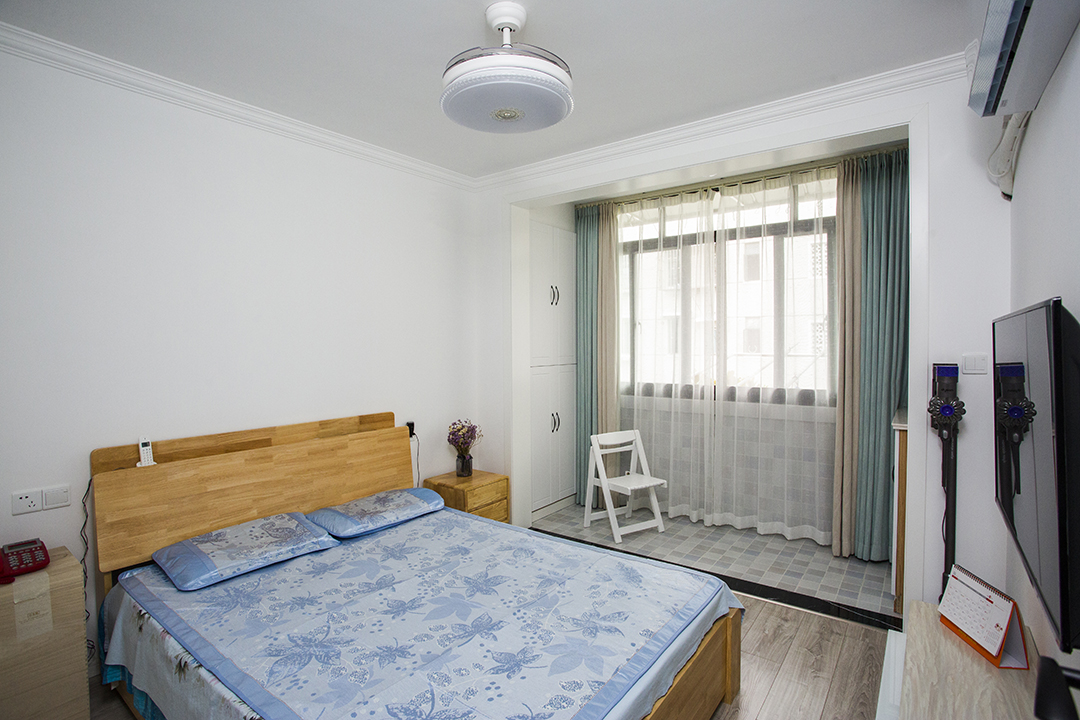 主臥室在功能上力求舒適，將更多的空間釋放給主人自己，空間色調以白色為主調，陽臺地磚運用淺灰馬賽克紋修飾，家具以淺木紋裝飾盡可能擴大視感。
