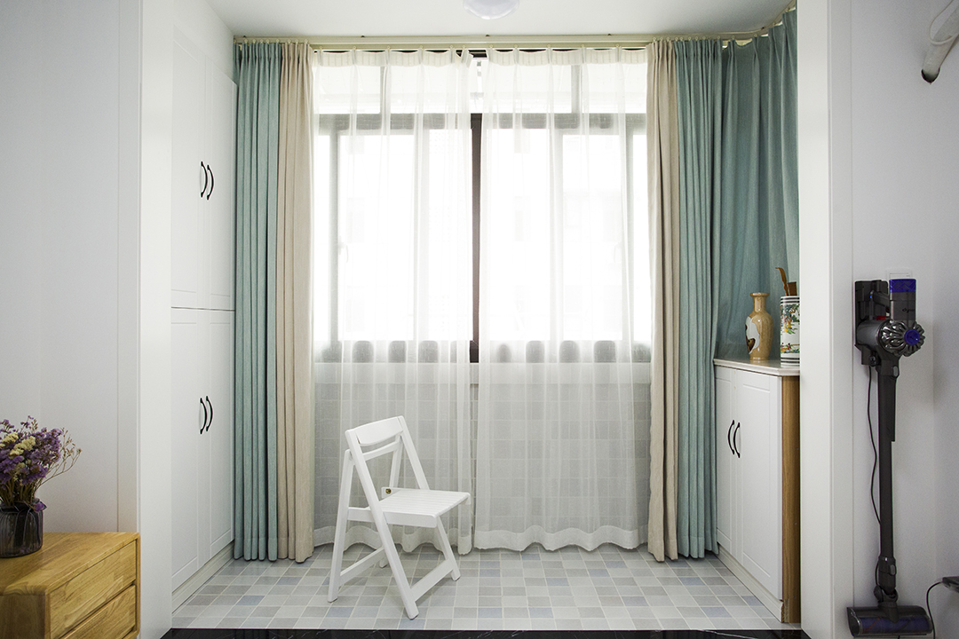 主臥室在功能上力求舒適，將更多的空間釋放給主人自己，空間色調以白色為主調，陽臺地磚運用淺灰馬賽克紋修飾，家具以淺木紋裝飾盡可能擴大視感。
