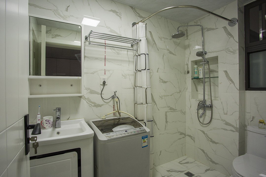 衛(wèi)生間盡可能考慮使用的舒適性，在墻面設置的壁龕更加人性化。墻地面配以天然大理石花紋磚，提升空間檔次感。