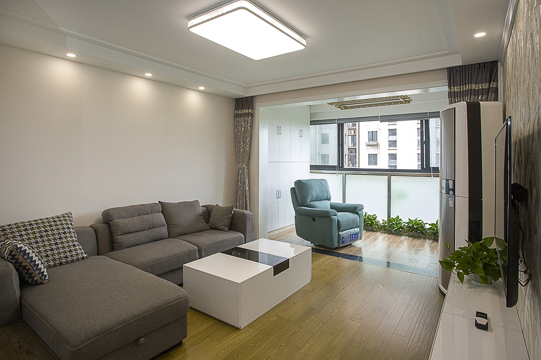 客廳的沙發背景采用了極簡家具的設計風格，灰色的沙發和暖色的墻面增加色差，讓整個漂浮的空間得到了均衡，空間全部留給生活活動，得以空間的最大化。
