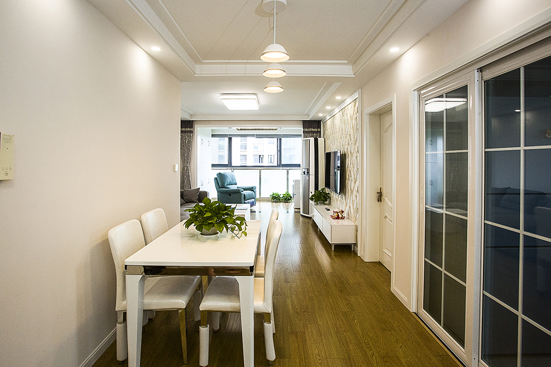 餐廳采用白色餐桌，墻面用暖色調涂料，充分體現了在色彩上的大膽運用和合理搭配，白色的電視柜顯出簡單而又不失華麗，讓整個空間得到放大，淺而不飄。
