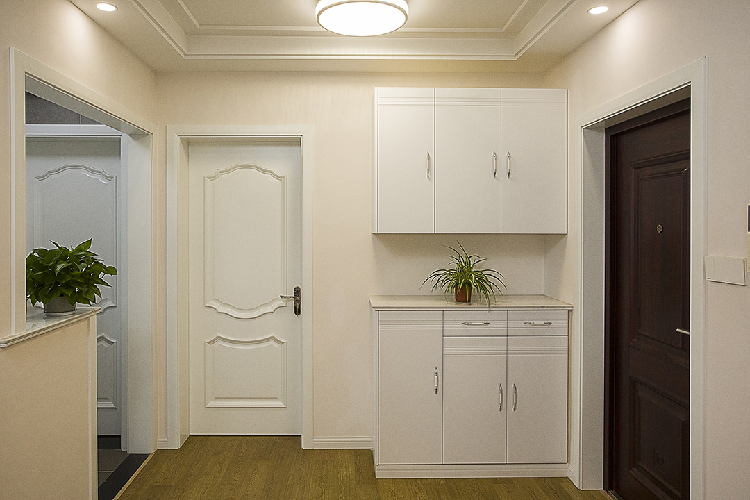 客廳整體風格采用暖色涂料和諾色的地板合理搭配，電視背景墻簡單而不單調，吊頂簡約而不失簡約風格的大氣、干凈。