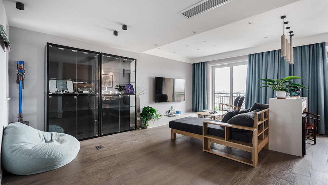 本案空間采用原木色地板色衛主色調，深灰色的布藝沙發和原木色的餐桌椅、個性十足的吧臺吊燈讓空間富有層次而不錯亂。也都蘊含著業主對生活的理解和對于生活品質的追求。
