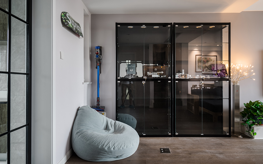 本案空間采用原木色地板色衛主色調，深灰色的布藝沙發和原木色的餐桌椅、個性十足的吧臺吊燈讓空間富有層次而不錯亂。也都蘊含著業主對生活的理解和對于生活品質的追求。
