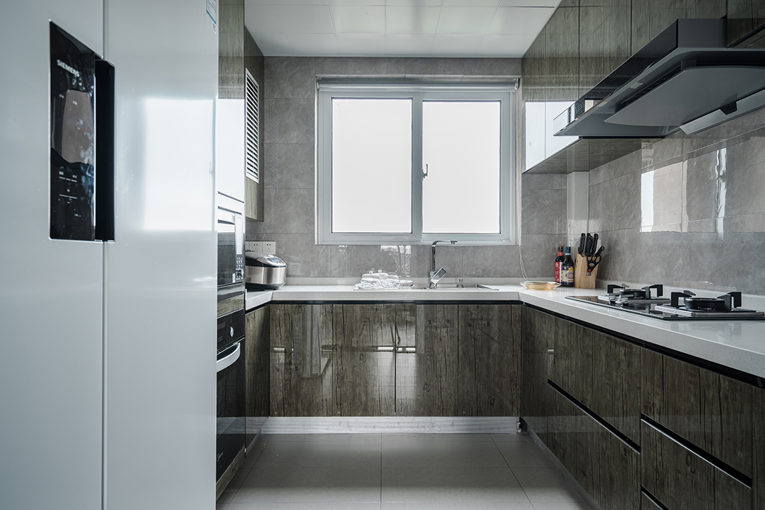 本案空間采用原木色地板色衛主色調，深灰色的布藝沙發和原木色的餐桌椅、個性十足的吧臺吊燈讓空間富有層次而不錯亂。也都蘊含著業主對生活的理解和對于生活品質的追求。
