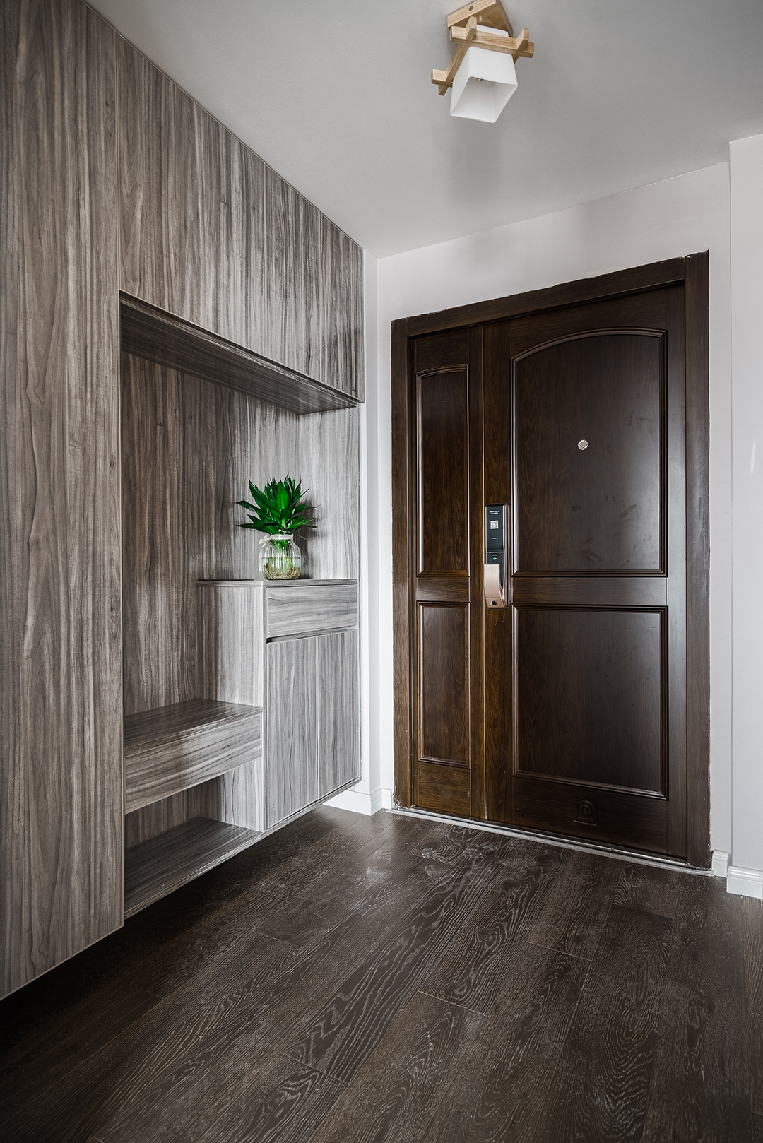 本案空間采用原木色地板色衛主色調，深灰色的布藝沙發和原木色的餐桌椅、個性十足的吧臺吊燈讓空間富有層次而不錯亂。也都蘊含著業主對生活的理解和對于生活品質的追求。
