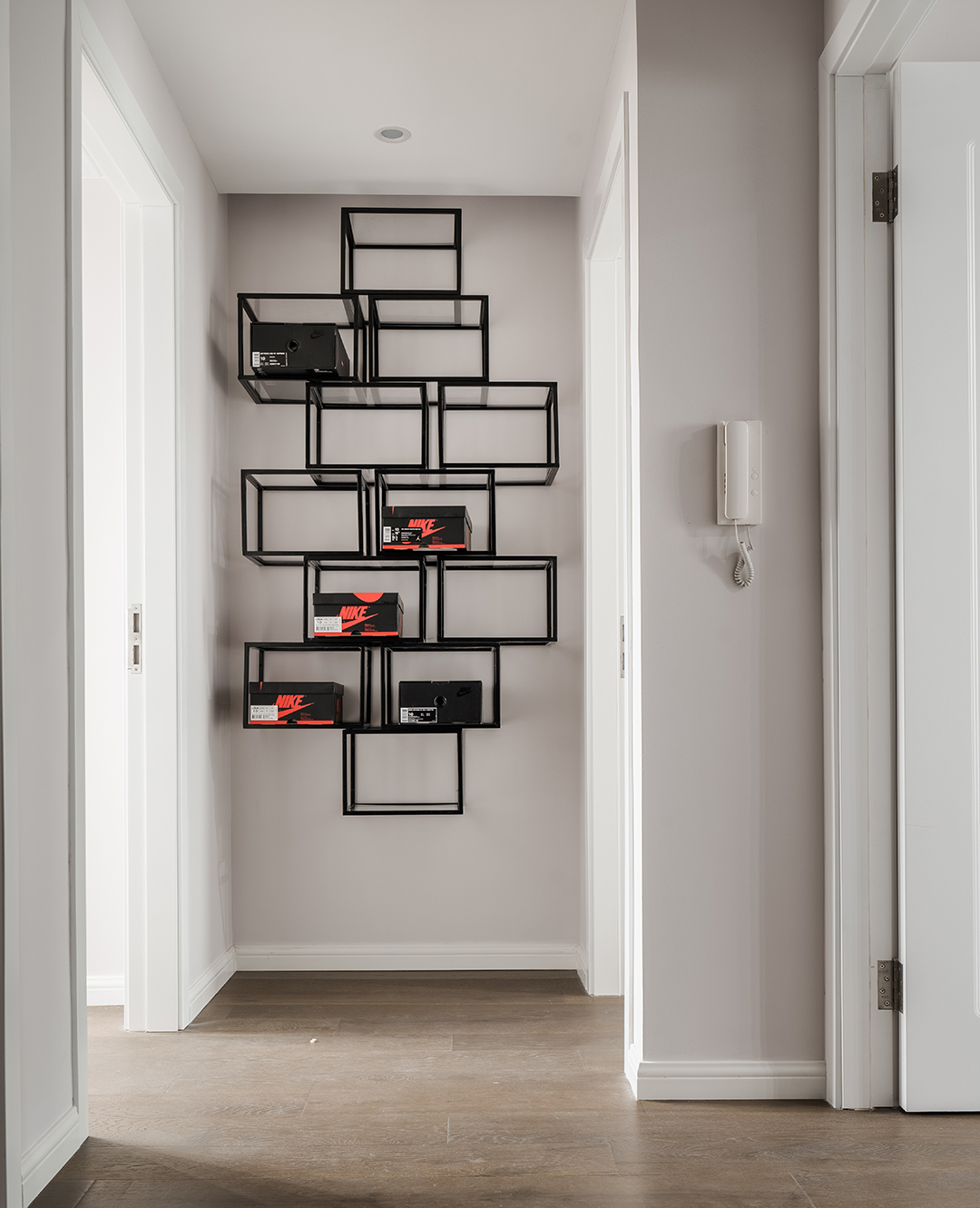 本案空間采用原木色地板色衛主色調，深灰色的布藝沙發和原木色的餐桌椅、個性十足的吧臺吊燈讓空間富有層次而不錯亂。也都蘊含著業主對生活的理解和對于生活品質的追求。
