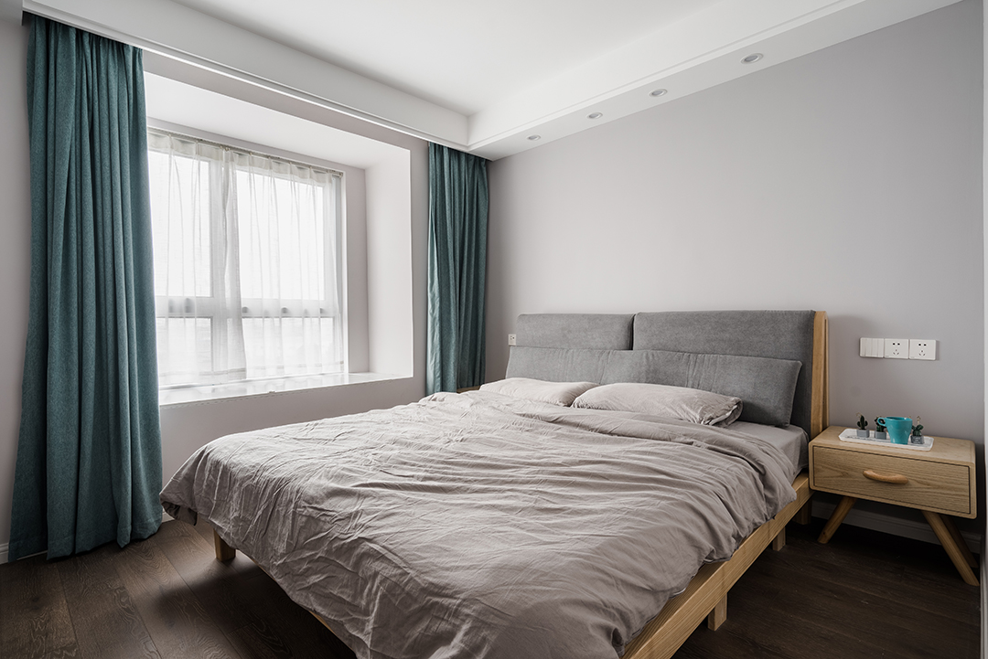 本案空間采用原木色地板色衛主色調，深灰色的布藝沙發和原木色的餐桌椅、個性十足的吧臺吊燈讓空間富有層次而不錯亂。也都蘊含著業主對生活的理解和對于生活品質的追求。
