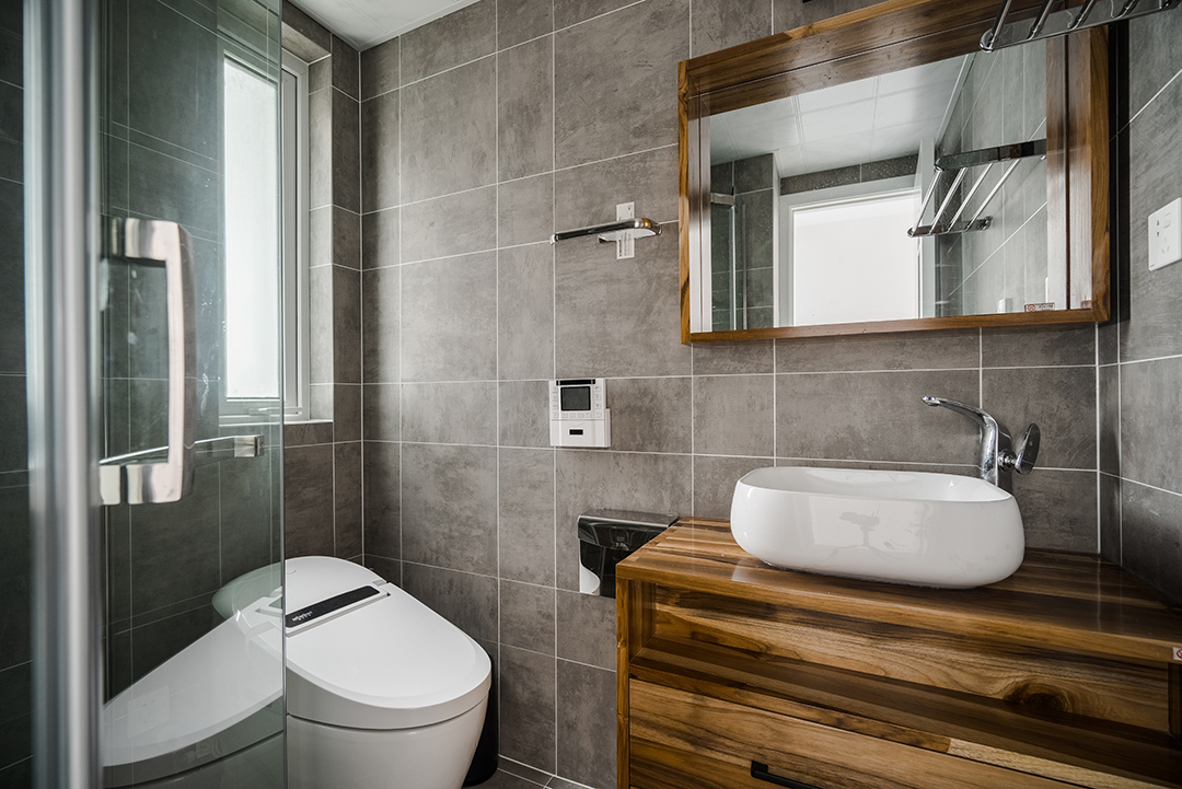 本案空間采用原木色地板色衛主色調，深灰色的布藝沙發和原木色的餐桌椅、個性十足的吧臺吊燈讓空間富有層次而不錯亂。也都蘊含著業主對生活的理解和對于生活品質的追求。