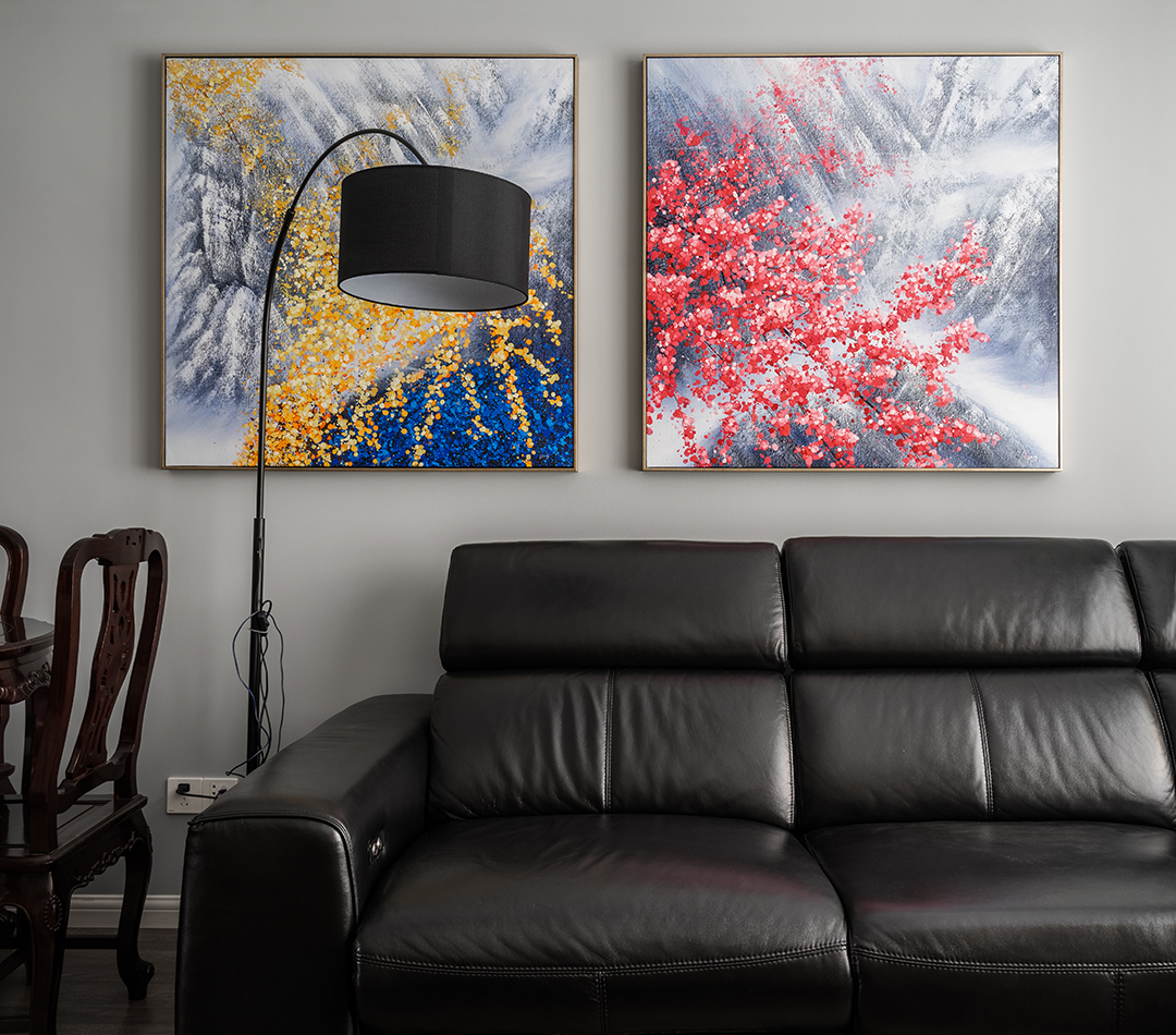 白是淺唱低吟，黑是濃情訴說(shuō)，原木與石材的完美搭配，剛?cè)岵?jì)，共同筑一方引人入勝心馳蕩漾的天地。色彩的魔力在于它所傳達(dá)的溫暖和釋放的感情是易被察覺(jué)與感染的，以黑白灰為主色調(diào)的客廳，使整體空間具有一種隱晦的沉穩(wěn)和出其不意的恬淡美感。
