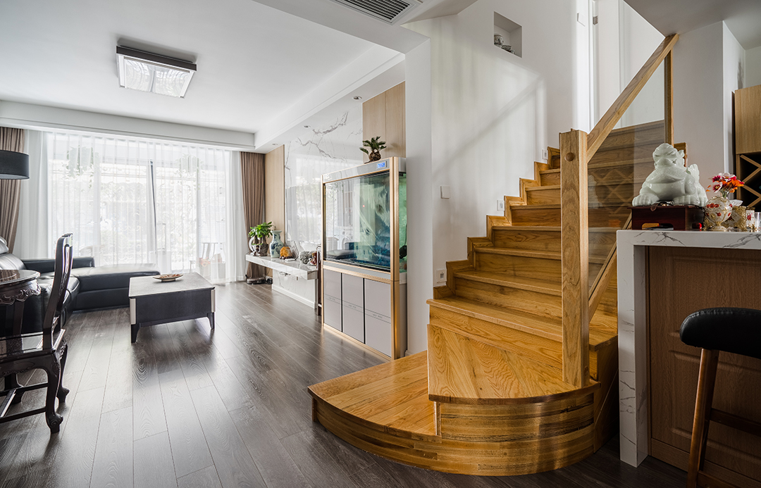 空間中擺放的設(shè)計(jì)單品家具，都在大氣尺度的舒適慵懶中散發(fā)著一種不言而喻的時(shí)尚感，木質(zhì)地板，木飾面搭配出暖居格調(diào)。
