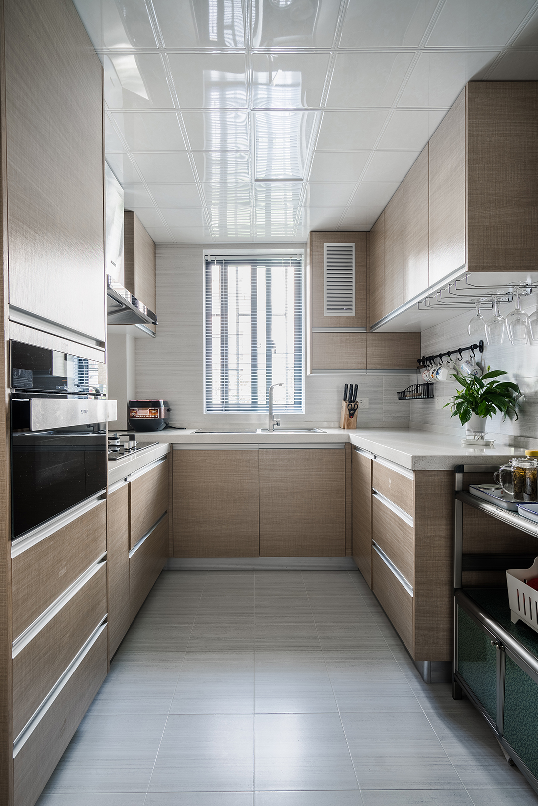 谷倉(cāng)門，隱藏門，外移門，平開(kāi)門，推拉門多樣的形式，并不是為了炫技只為家的每一個(gè)空間，每一個(gè)尺度最大的利用，舒適但不擁擠，合理并且合適，慵懶但不凌亂，功能明晰的定位動(dòng)線明朗的空間，純粹的簡(jiǎn)單色彩只為呈現(xiàn)你想要的家
