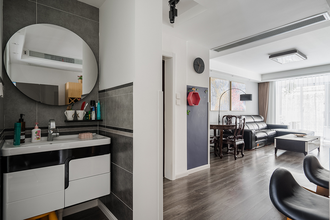 谷倉(cāng)門，隱藏門，外移門，平開(kāi)門，推拉門多樣的形式，并不是為了炫技只為家的每一個(gè)空間，每一個(gè)尺度最大的利用，舒適但不擁擠，合理并且合適，慵懶但不凌亂，功能明晰的定位動(dòng)線明朗的空間，純粹的簡(jiǎn)單色彩只為呈現(xiàn)你想要的家