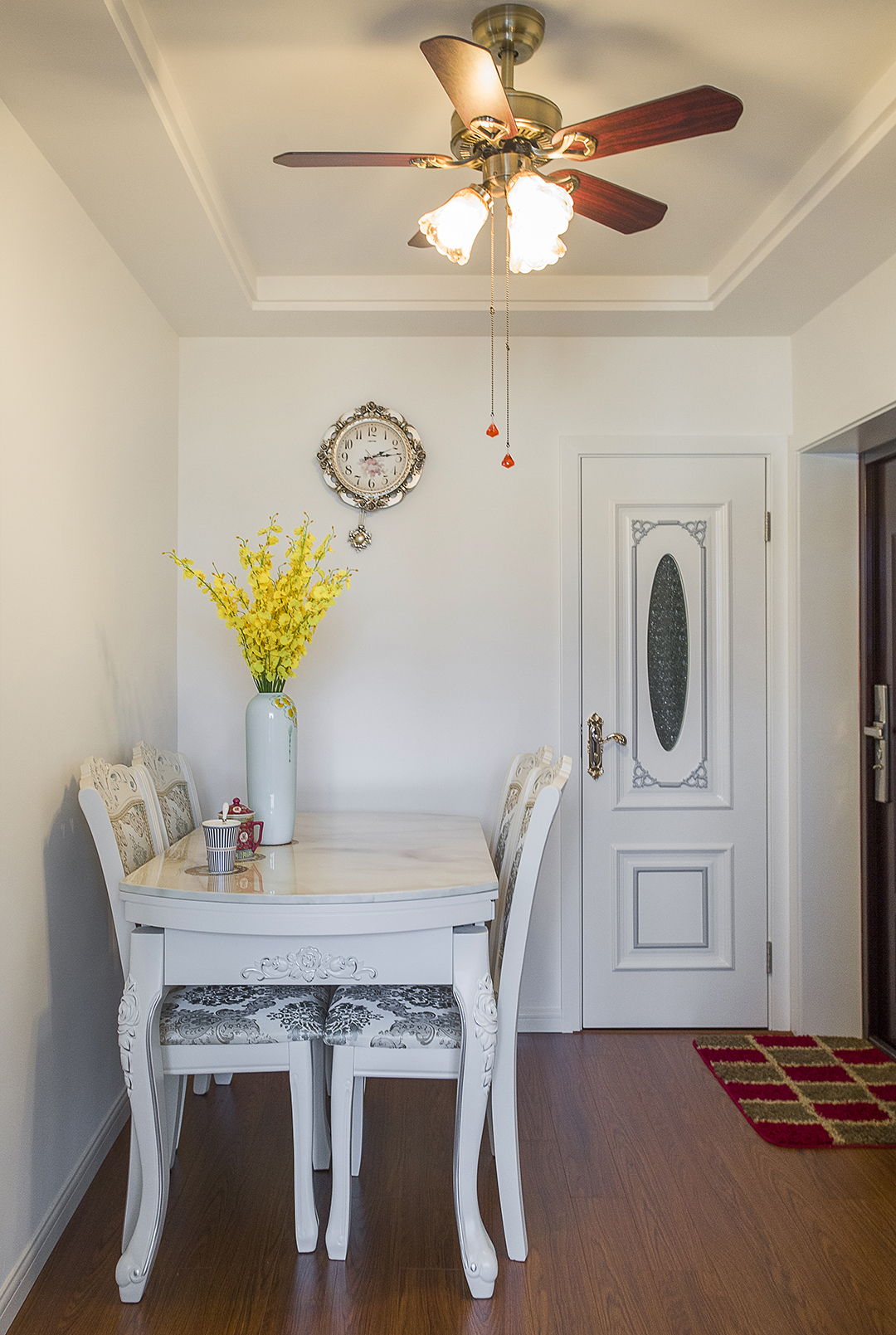 采用簡約的歐式風格，是由于它集成著傳統歐式風格的裝飾特點，利用空間的層次感，特殊的圖案來詮釋高貴與典雅，同時融入了現代的生活元素，變化的線條，自然的花紋及裝飾讓空間柔美、雅致，遒勁而富于節奏感。
