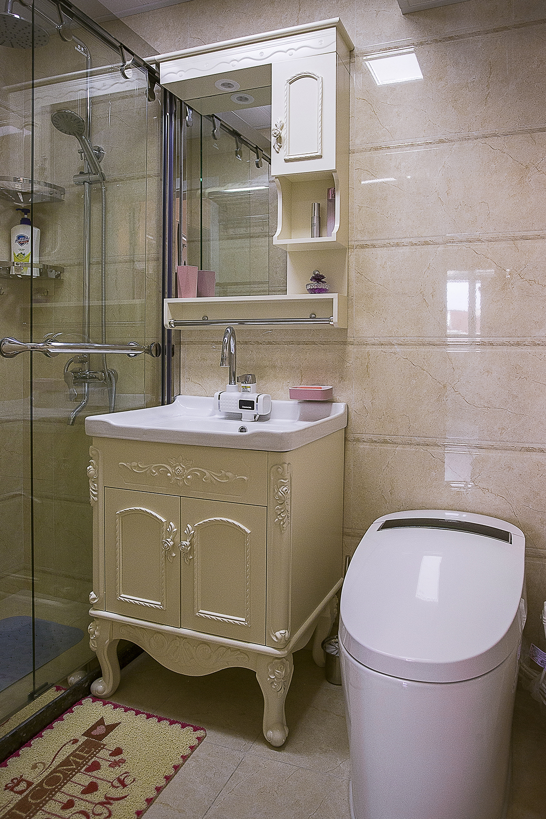 簡歐式的臺盆，做工精雕細琢，鑲花刻 金都給人一絲不茍的印象。一方面保留了材質、色彩的大 致風格，仍然可以很強烈地感受傳統的歷史痕跡與渾厚的 文化底蘊，同時又摒棄了過于復雜的肌理和裝飾，簡化了線條。與衛生間的墻磚搭配起來，更加與整體的風格相呼應。