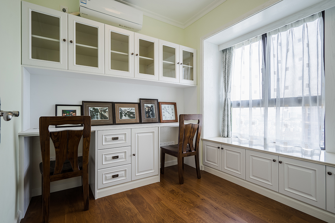 書房雙人位書桌的設計，簡潔的白搭配上護眼的嫩黃色，舒適的大飄窗，一杯咖啡，閑暇之余常做于此也不會顯得單調無趣。
