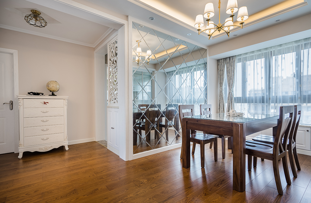 精致的餐邊柜，實木餐桌與沙發(fā)相互呼應，待飯菜上桌，一家人其樂融融沉淀家的味道。
