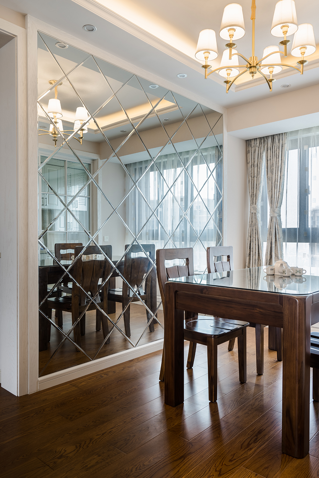 整個空間格局下再沒有將客餐廳空間刻意的分開，以一個整體的形式將空間釋放，活動自由不受拘束。
