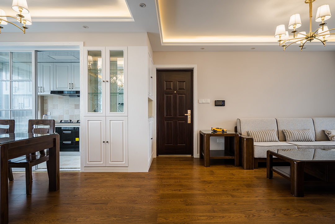 進戶鞋柜和酒柜連為一體，連接廚房間的移門，空間整體而不浪費。
