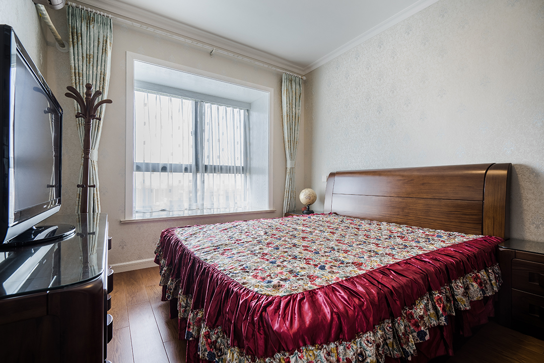 簡單的臥室，沒有過多華麗的裝飾，也沒有過多的色彩點綴，素色的墻紙，配上實木的家具，簡約而不簡單。