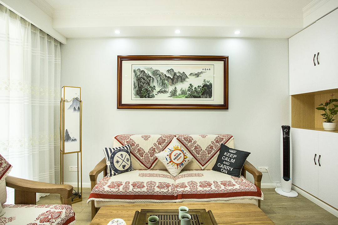 沙發背景的墻面放上了客戶珍愛的一幅山水畫，讓整個空間別具一格。
